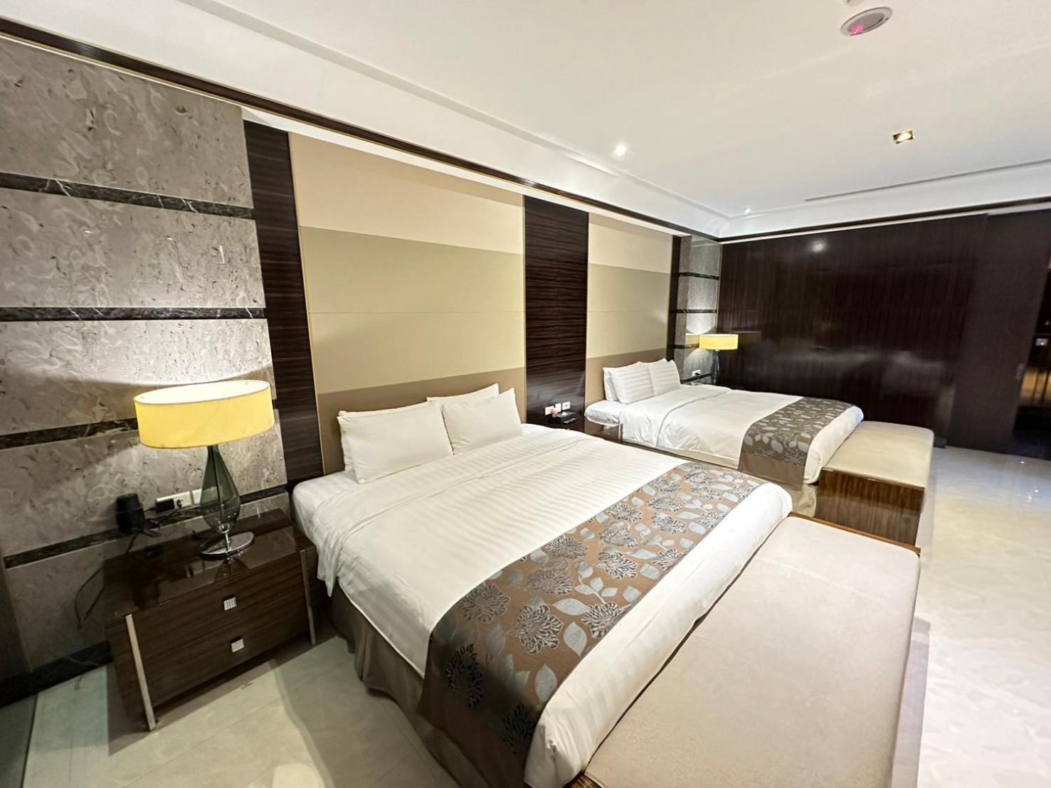 H Villa Inn Tainan Bagian luar foto