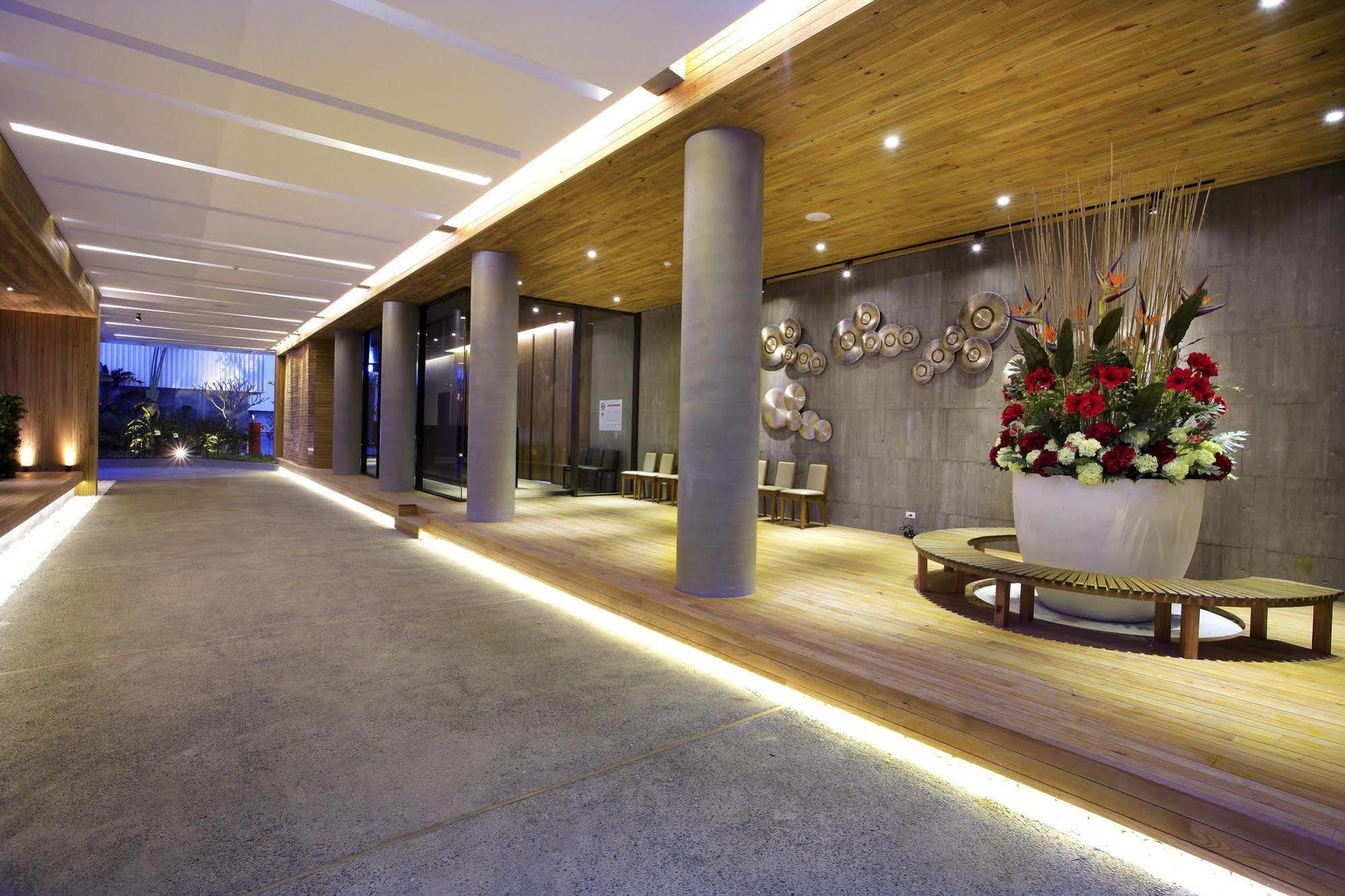 H Villa Inn Tainan Bagian luar foto