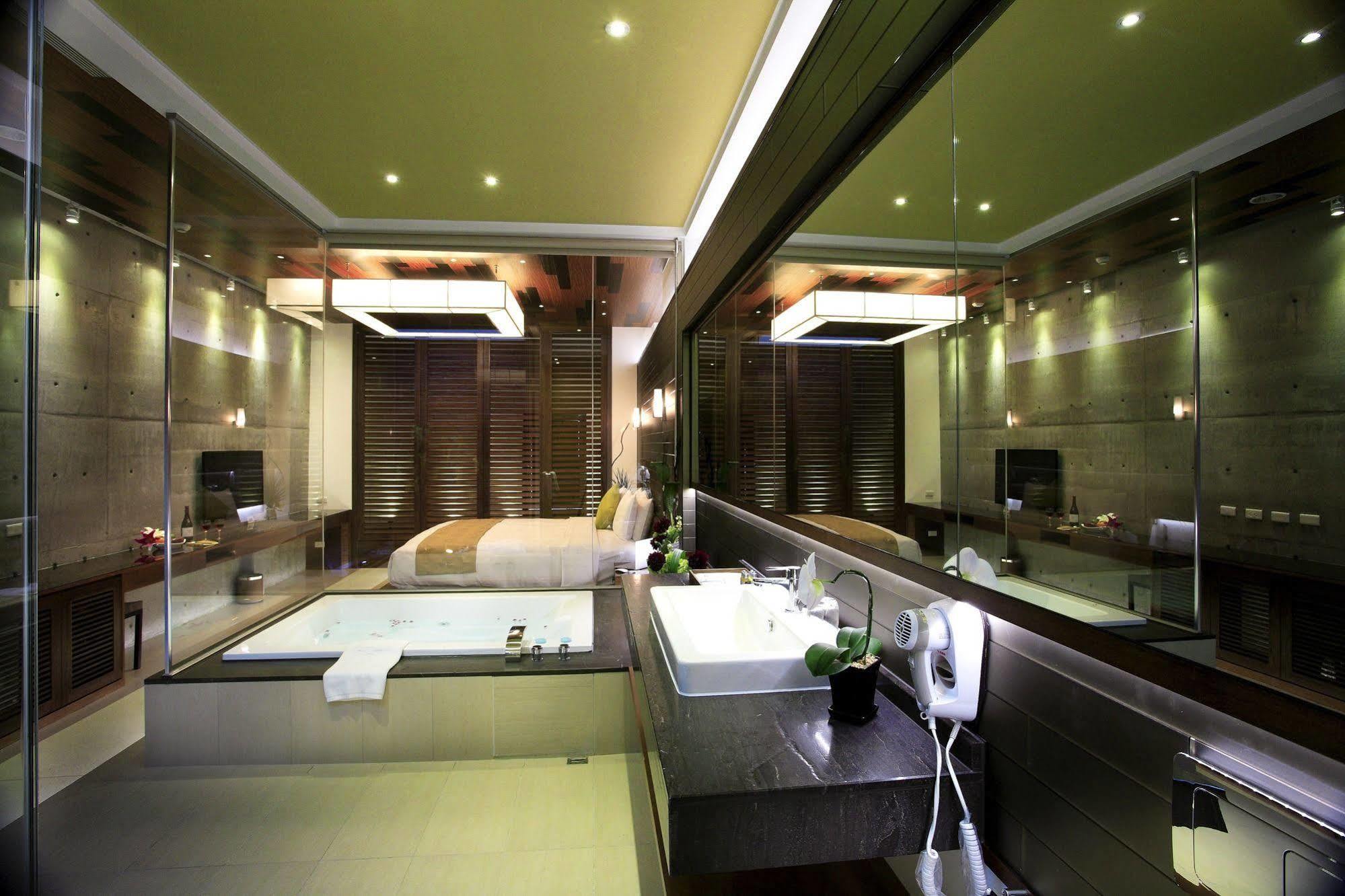 H Villa Inn Tainan Bagian luar foto