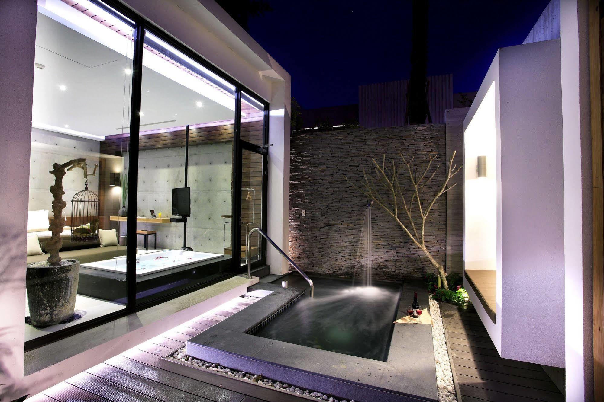 H Villa Inn Tainan Bagian luar foto