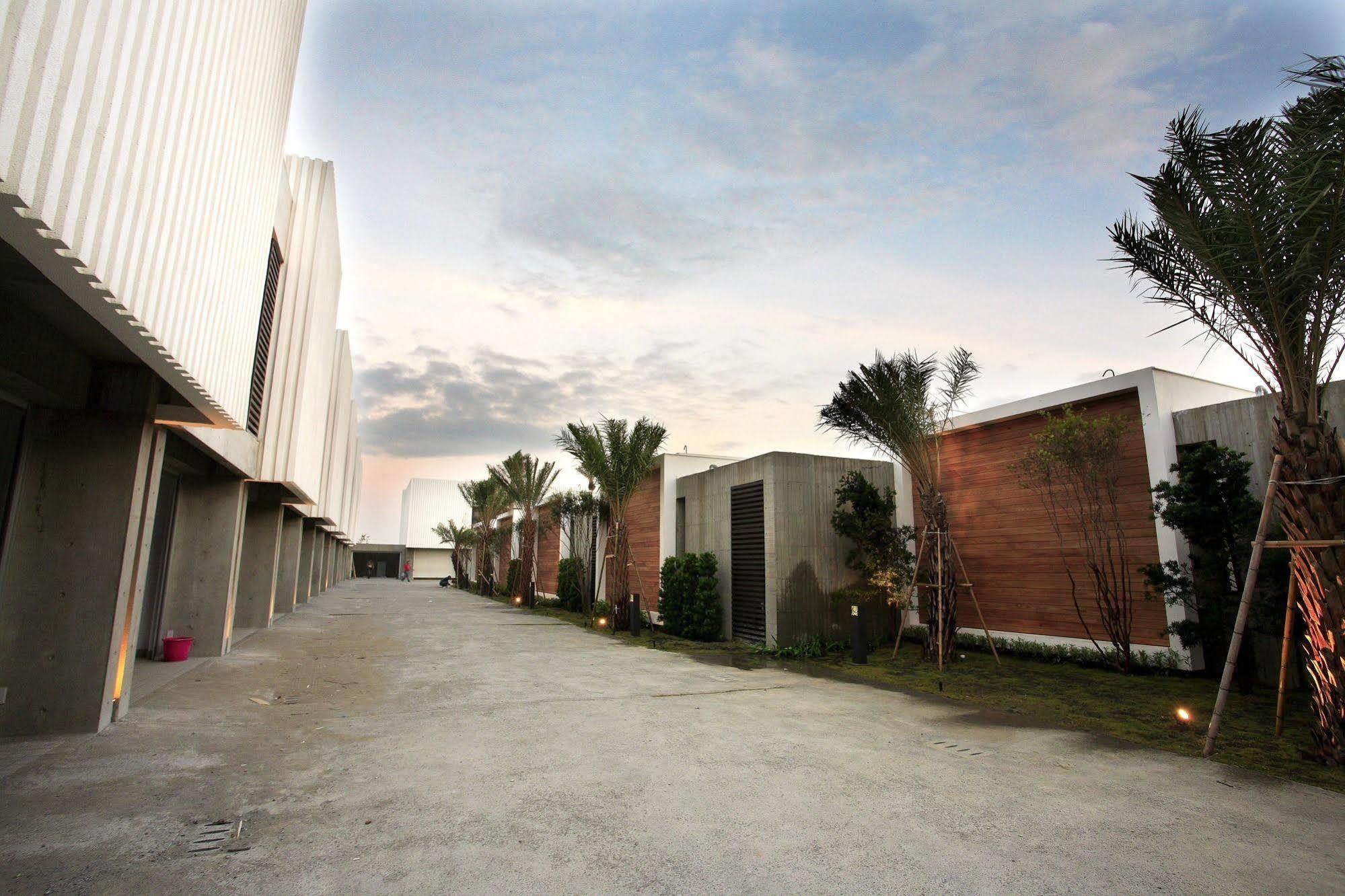 H Villa Inn Tainan Bagian luar foto