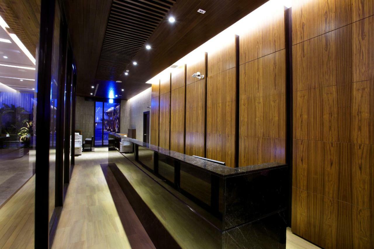 H Villa Inn Tainan Bagian luar foto