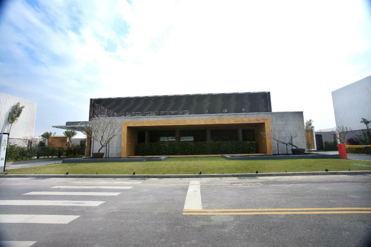 H Villa Inn Tainan Bagian luar foto