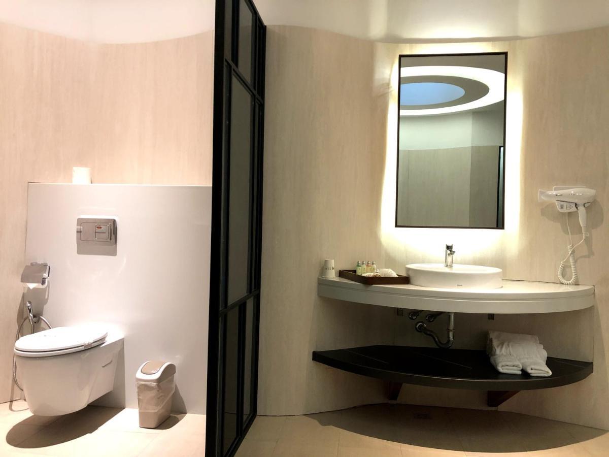 H Villa Inn Tainan Bagian luar foto
