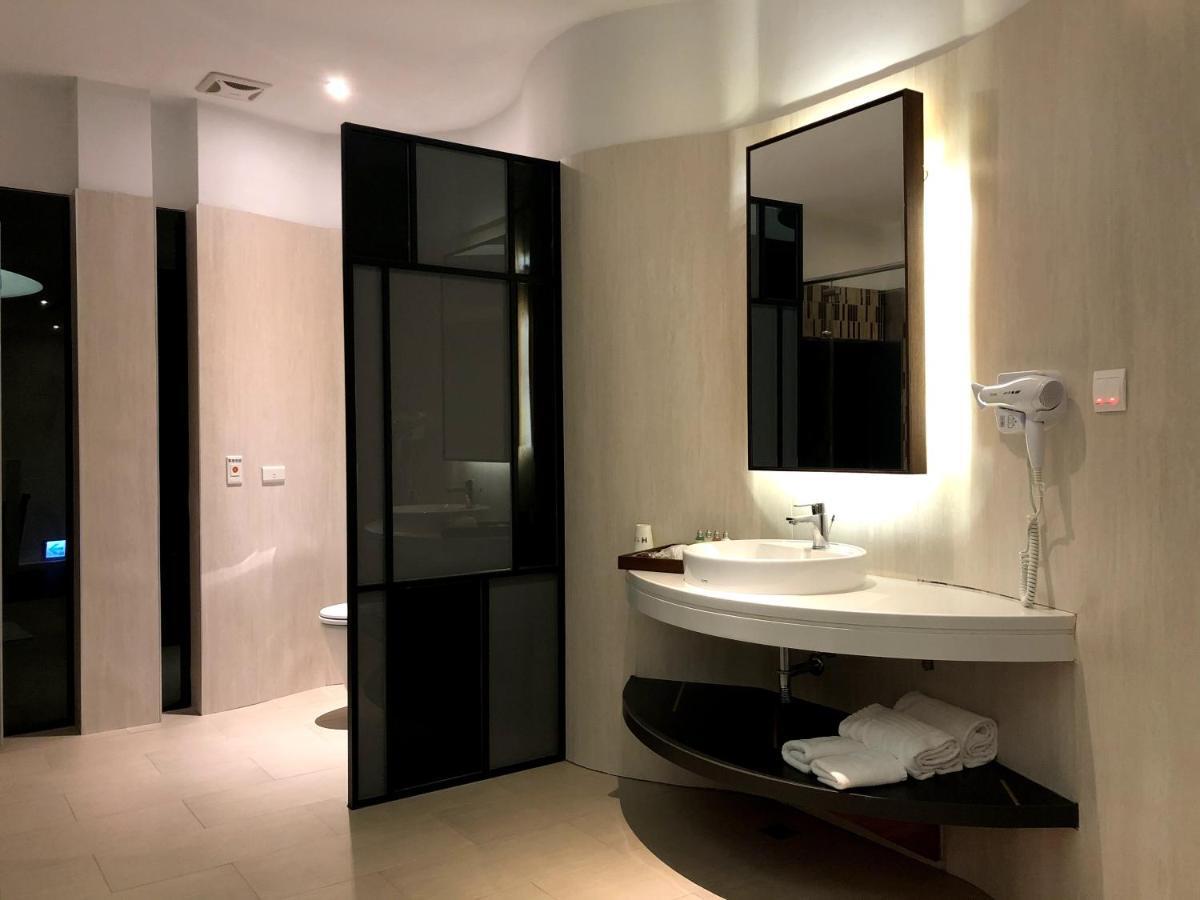 H Villa Inn Tainan Bagian luar foto