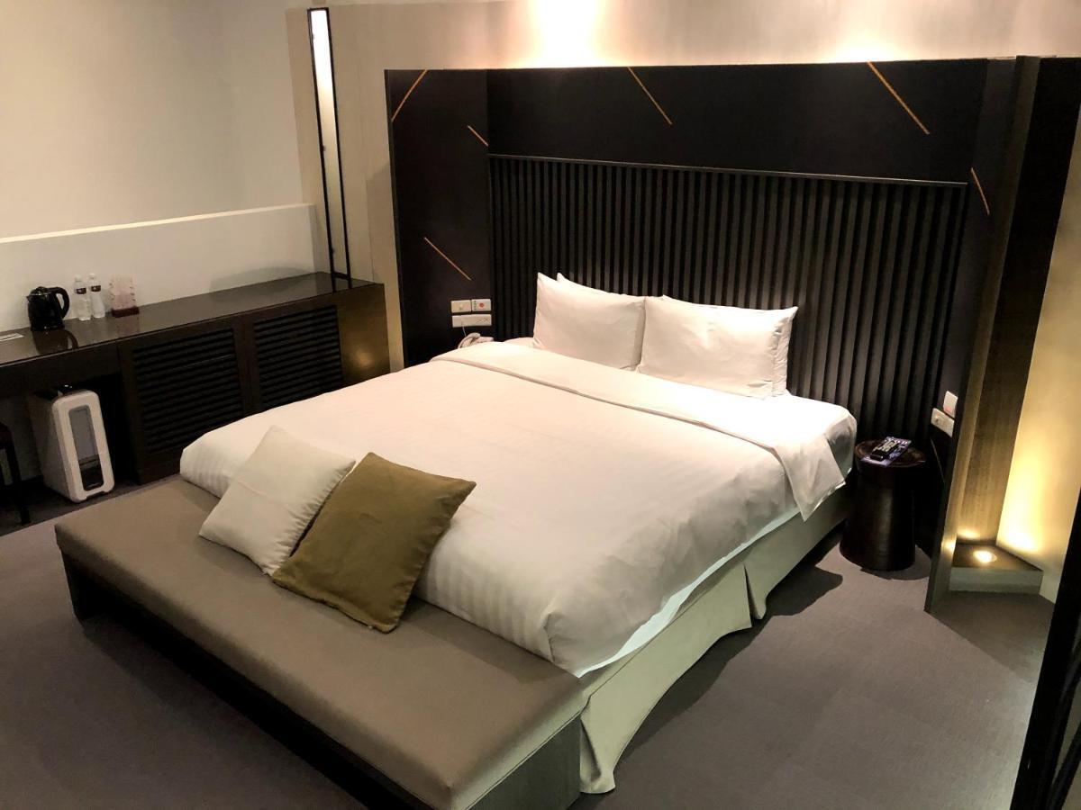 H Villa Inn Tainan Bagian luar foto