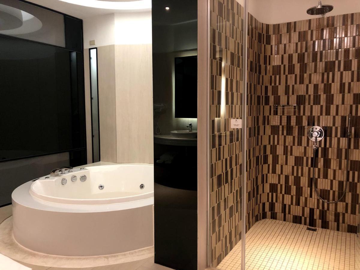 H Villa Inn Tainan Bagian luar foto