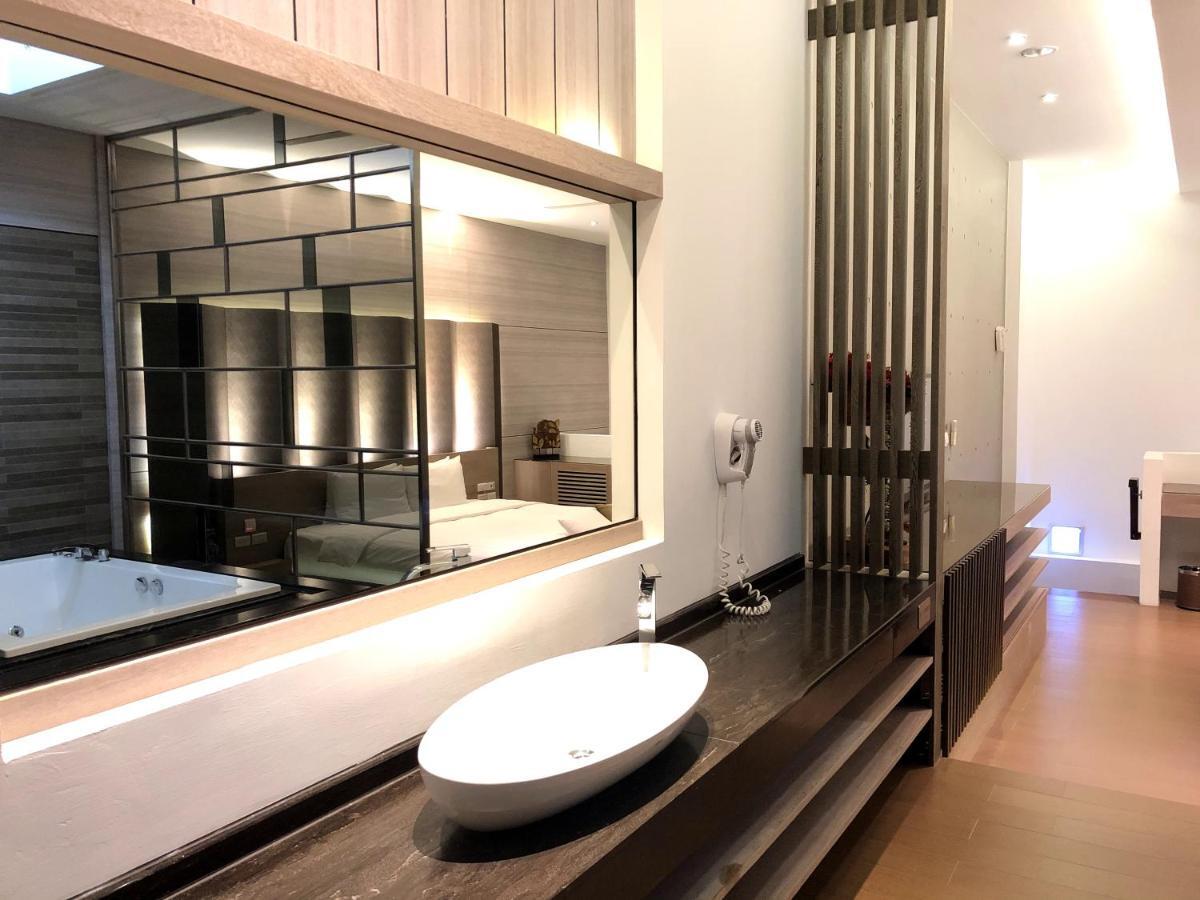 H Villa Inn Tainan Bagian luar foto